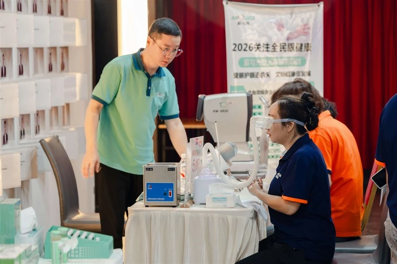 Great Dragon Optical technician performing vision testing on a Jinhoda employee using professional equipment Great Dragon Optical technician performing vision testing on a Jinhoda employee using professional equipment